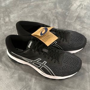 Mens Asics GT-1000 10 running shoes, size 11.5M. New in box!